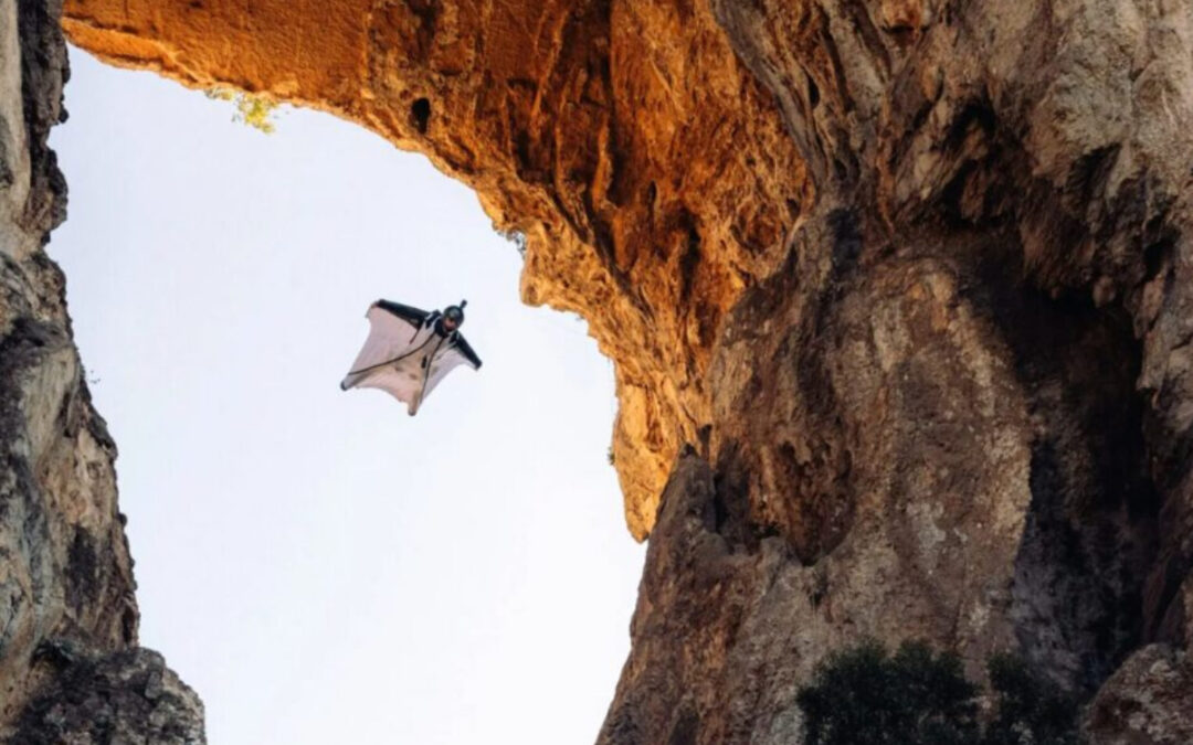 Il volo mozzafiato in tuta alare di Filip Kubica